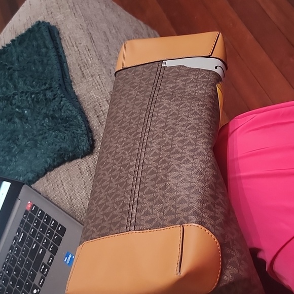 Micheal Kors Eva Leather Tote W/Pouch EUC - Picture 10 of 16